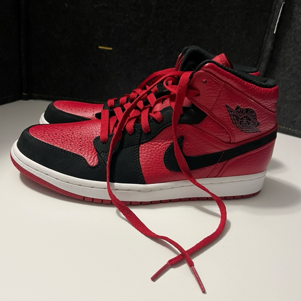Men’s shoes. Size #9. Red and white